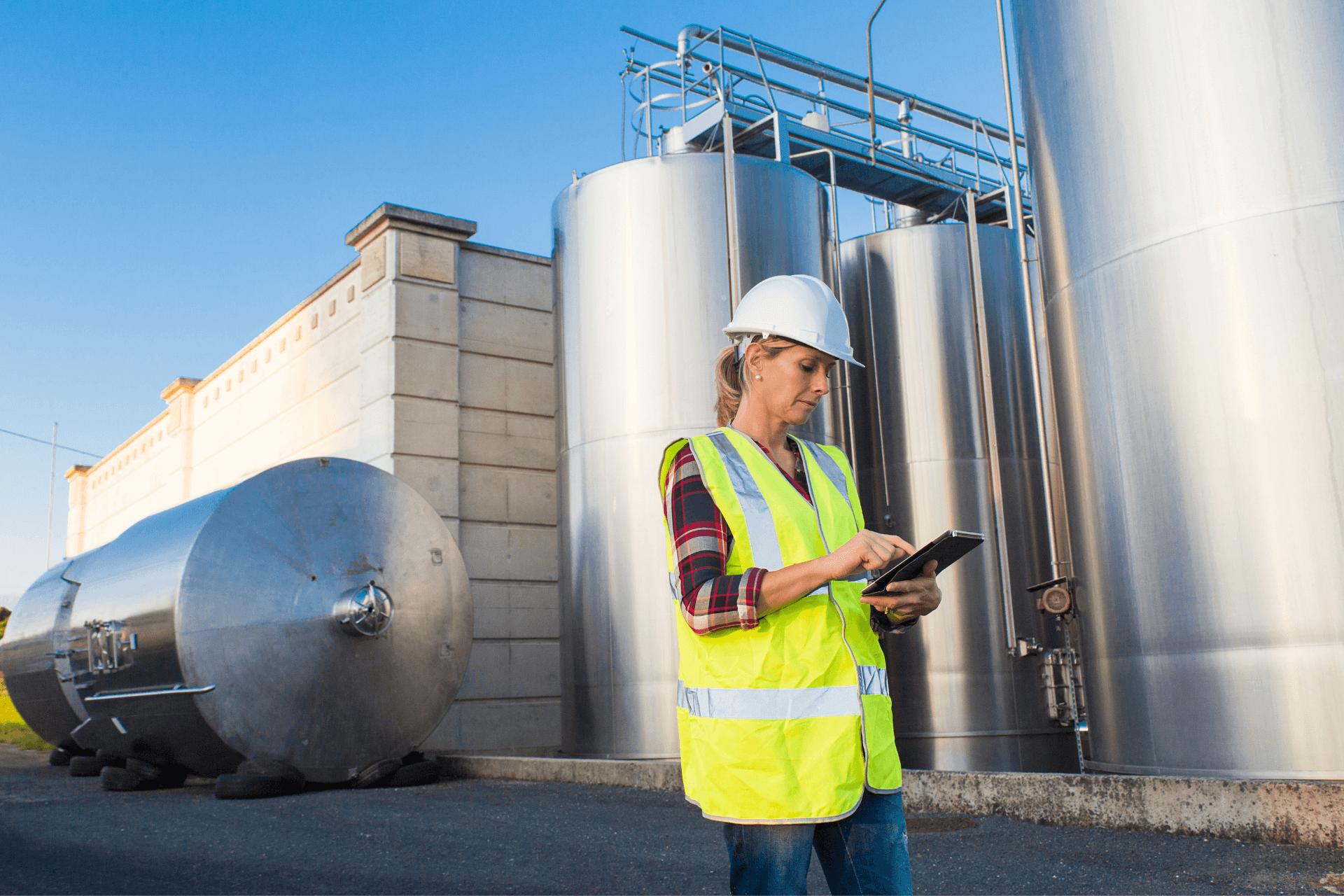 Femme qui travaille pour une entreprise agroalimentaire avec logiciel ERP sur sa tablette électronique