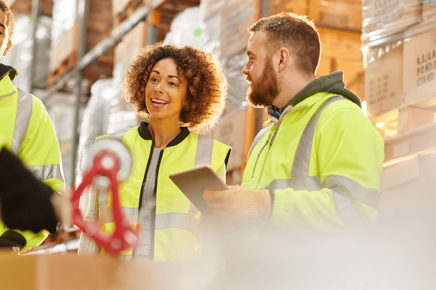 Équipe de l'entrepôt de distribution avec iPad qui utilisent leur logiciel ERP