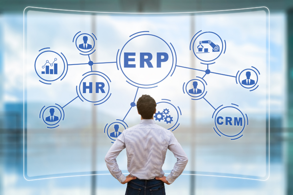 Manager analysant ERP sur écran AR, connexions, BI, RH, CRM. Facteurs décisionnels pour l'implantation d'un ERP
