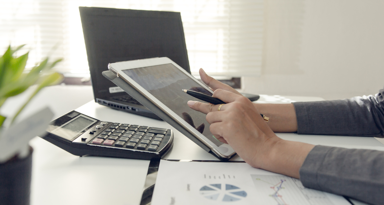 Tâche de finances effectuer sur un Ipad grâce à un logiciel financier ERP