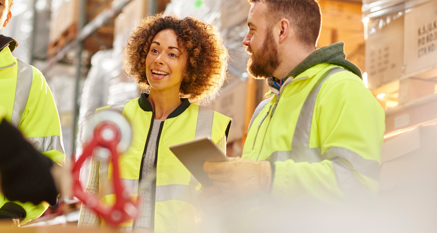 équipe de l'entrepôt de distribution avec Ipad